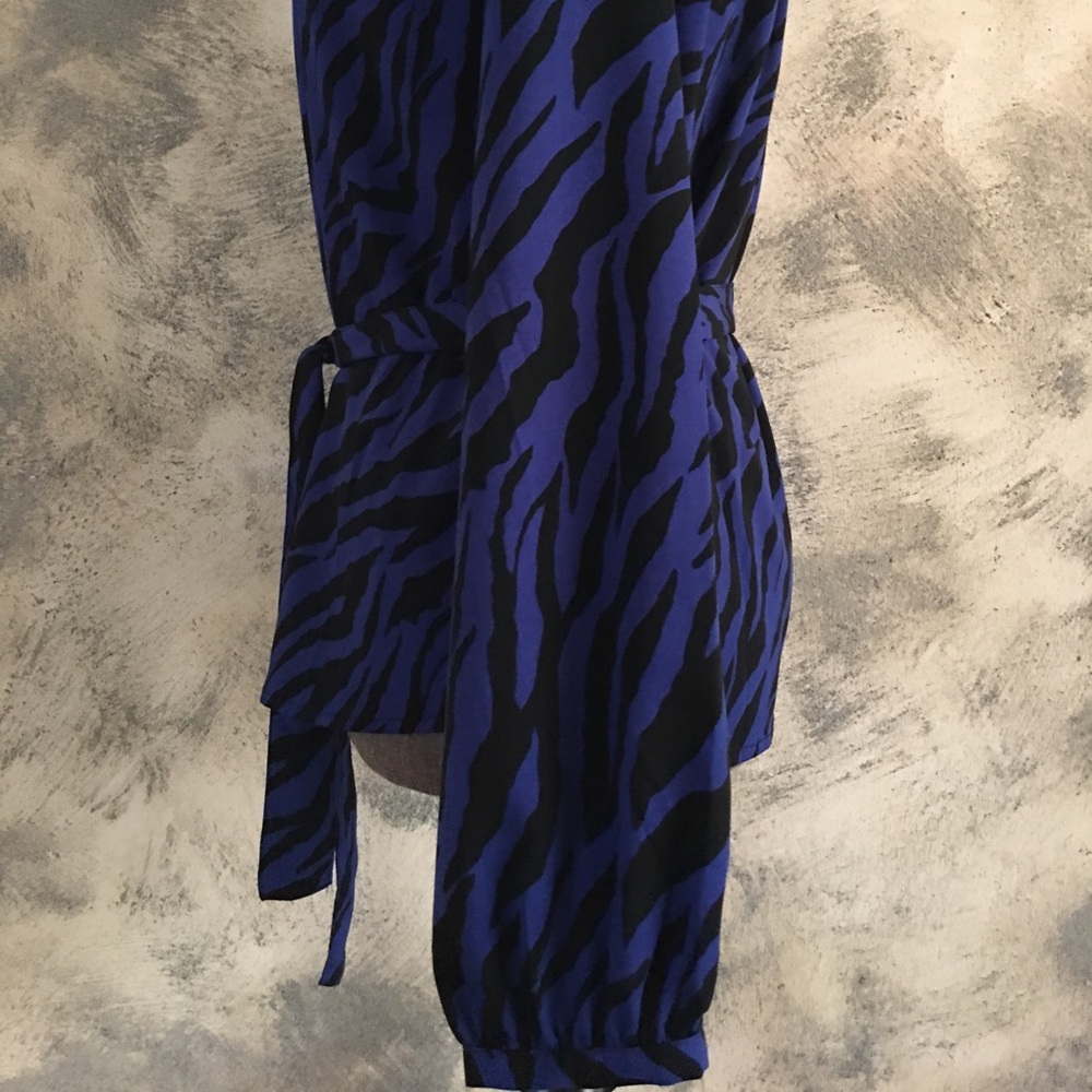 Ninety Blue & Black Long-sleeve Belted Print Blouse Small NWOT - Picture 3 of 5